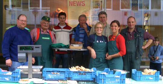 Mitglieder des Vereins Bornheimer Spargelanbauer bieten Ihren frischen Spargel in der Brühler Innenstadt an.